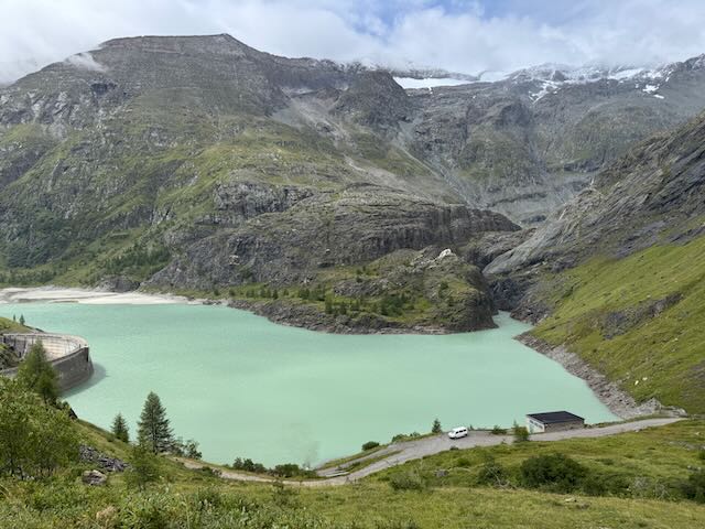 Der Beginn der Runde mit Blick auf den Stausee
