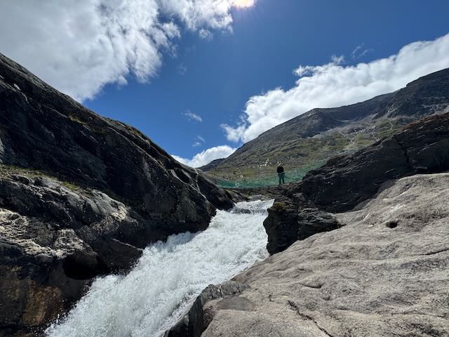 Ein wilder Wasserfall wurde überquert