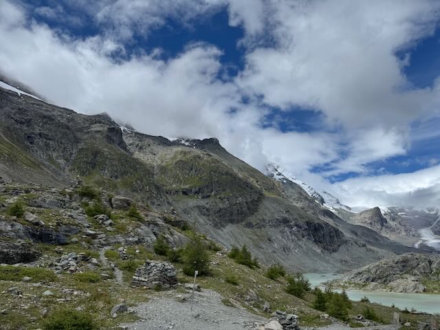 Zu Beginn war der Gipfel noch in den Wolken versteckt