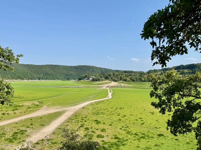 Edersee mit normalerweise versunkener Brücke