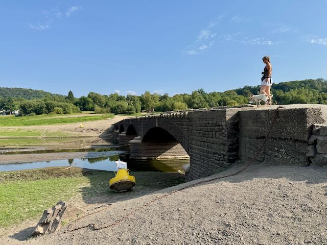 Edersee mit normalerweise versunkener Brücke Nahaufnhame