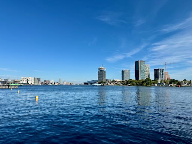 Blick auf die Amstel vom Hauptbahnhof