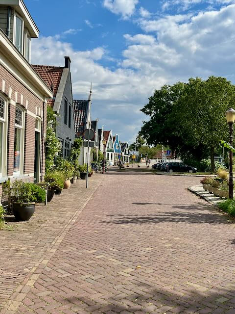 Wohnhäuser auf dem Deich